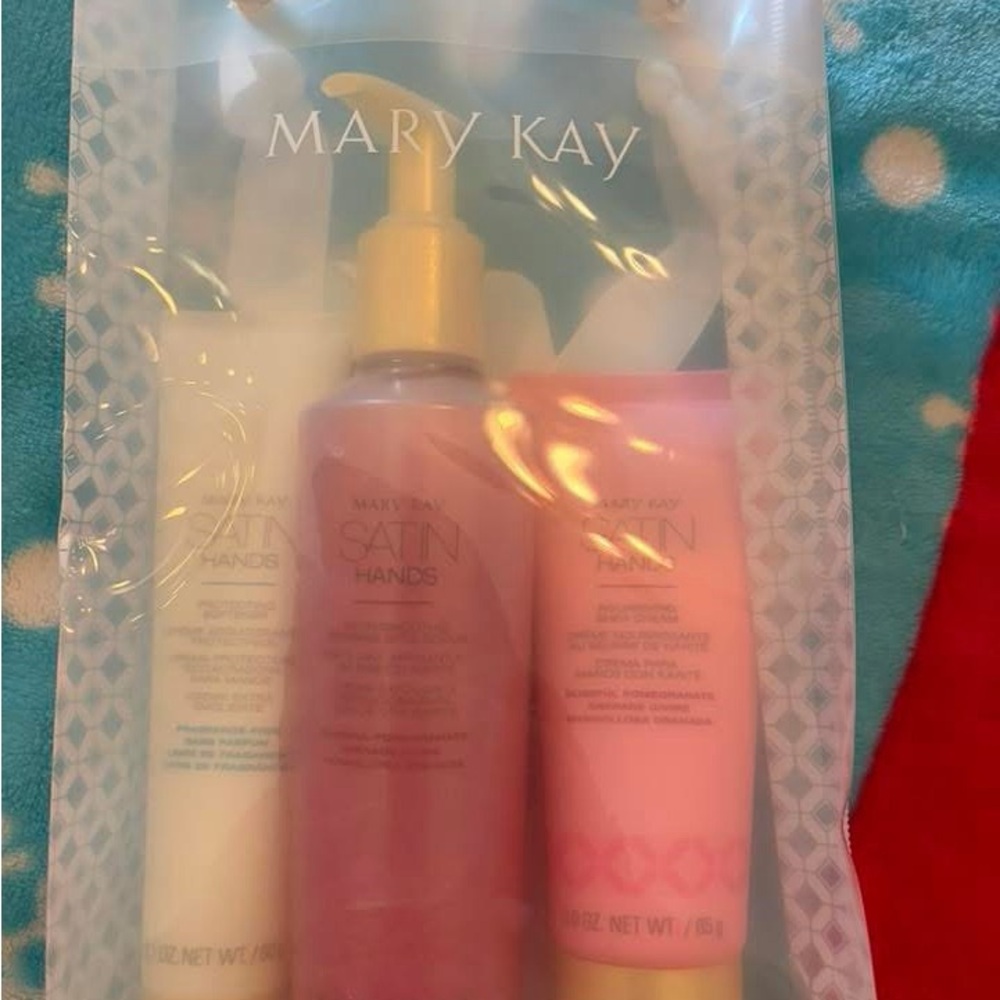Mary Kay Satin Hands Set - Pomegranate